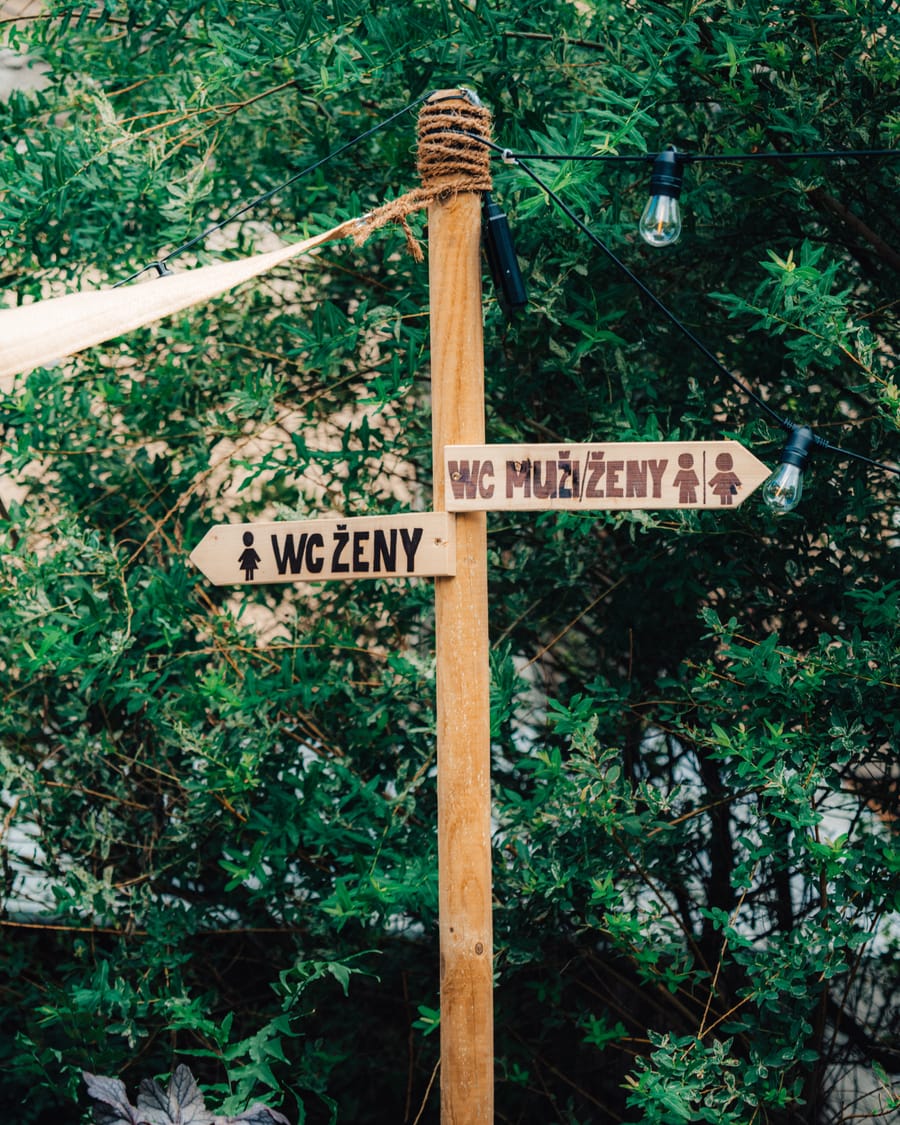 Dřevěný rozcestník k toaletám